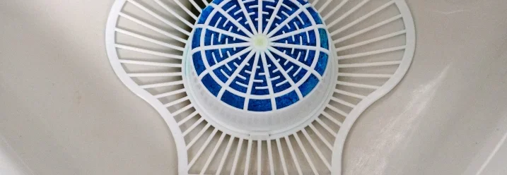 Ein Urinstein mit einem blauen Reinigungseinsatz.